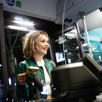 Pressefoto - digital Zahlen im Bus Eine junge Frau bezahlt die Busfahrt mit ihrem Smartphone beim Einstieg in den Bus.