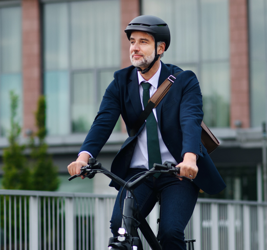 Geschäftsmann fährt mit dem Fahrrad.