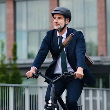 Geschäftsmann fährt mit dem Fahrrad.